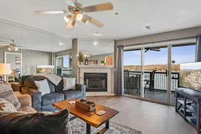 Image de Main Channel views for miles/Waterfront\\Beach/2 pools - Cozy Electric Fireplace