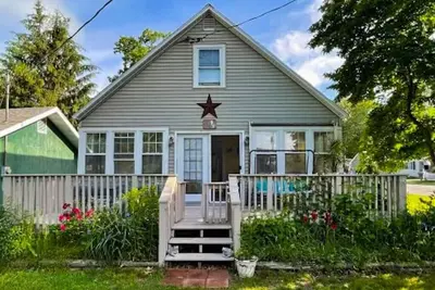 Image de Single Family Beach Home steps away from the beautiful Sylvan Beach