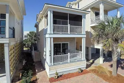 Image de Ocean view, hot tub, steps to the sand! Dog friendly. Fall dates available