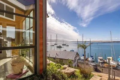 Image de Luxurious Bayfront Home