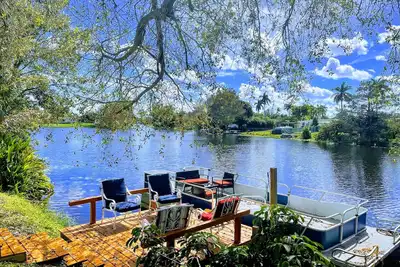 Image de Waterfront Retreat, Large Pool, Hot Tub, Family-Friendly & Near Beach