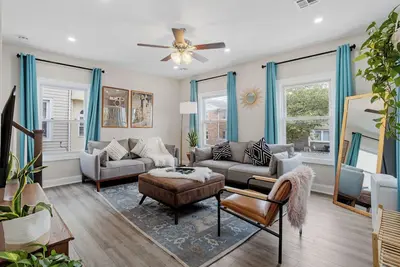 Image de Beautifully Renovated 6br/2. 5ba 2 Blocks to Beach
