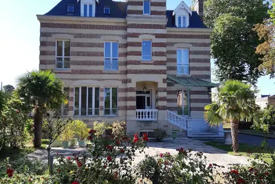 Image de 200m de la plage, coeur historique, appt 38m2, 2 ch, 6 pers, piscine, Wifi.