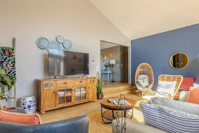 Image de Stunning 4 Beds and 5 Baths with Indoor Fireplace