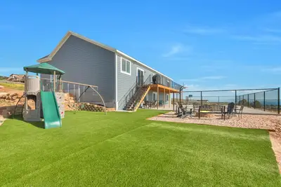 Image de Brand new 9 bed 6 bath house with beautiful lake view and pickleball sport court