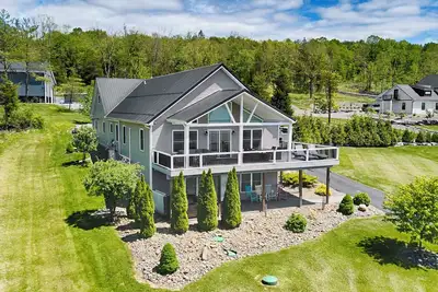 Moxie on the Lake: Relaxing Pet Friendly Seneca Lake Getaway!