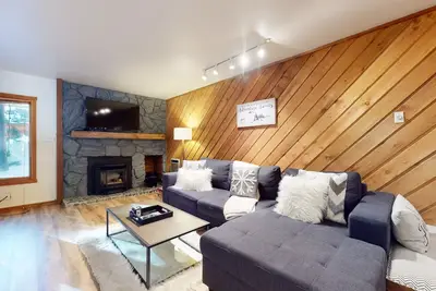 Image de Snowcreek I 11 Remodeled, Mountain Modern with Washer Dryer and Fireplace by RedAwning