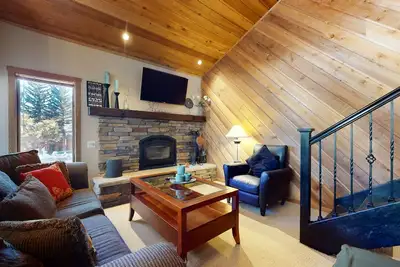 Image de Snowcreek I 28, Light and Bright Corner Condo with Mountain Views and Fireplace by RedAwning