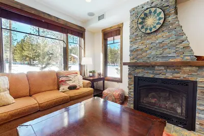 Image de Woodwinds 1271 Spacious Mountain Modern Home with Private Hot Tub, Fireplace and Garage by RedAwning