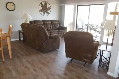 Image de Must see! Beautiful updated condo! Few steps to condo & docks! Electric Grill!