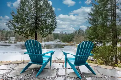 Image de A lakefront retreat with hot tub