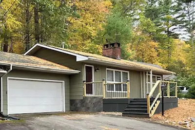 Image de Spring Is Here! Lake Wallenpaupak House Is Close To Everything In The Poconos