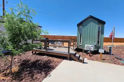 Image de Beautiful home with large skylights, deck, Bbq, indoor fireplace, and fire pit.