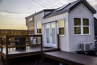 Image de Beautiful new tiny home located at our on-grid resort.