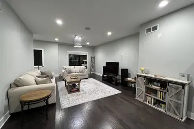 Image de Modern 3-story condo near Notre Dame and downtown!