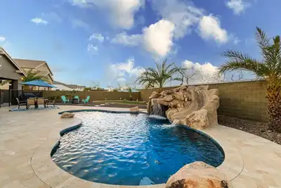 Image de Gilbert Heated Pool Home w/ Slide Foosball, Putting Green