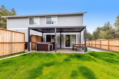 Image de Modern townhome with enclosed yard, private hot tub, & WiFi - dogs welcome