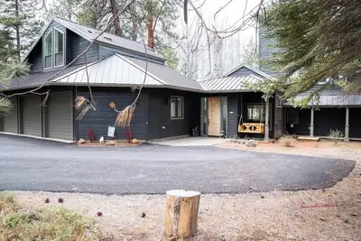 Image de Large Black Butte Meadow Home With Mountain Views