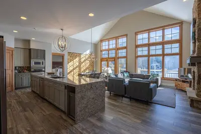 Image de Ski-in/Ski-out Luxury 4 bed Penthouse - Late Summer and Fall Specials!