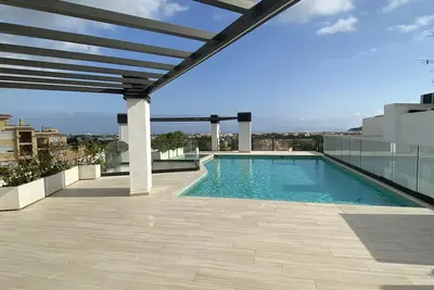 Image de Appartement au rez-de-chaussée avec terrasse, 2 chambres et piscine.