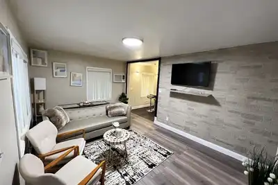 Image de Modern Cozy Home In Miami, Fl with game room!