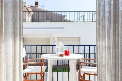 Image de Appartement 'Llafranc 100 - Calle Coral' proche plage, avec Wi-Fi, jardin et balcon.