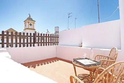 Image de Casa Pepa, près du centre historique, avec terrasse et balcon.