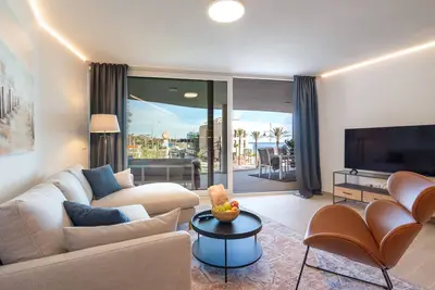 \"Appartement Higueron Wave 1\" avec vue sur la mer, piscine, Wi-Fi et terrasse.