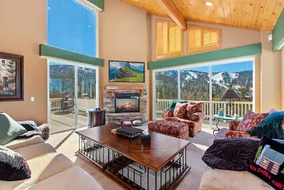 Image de Moonlight Mountain Retreat by Destination Big Bear: Custom Home! Amazing Lake and Ski Slope Views! Hot Tub! Foosball!
