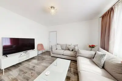 Image de Modern 3 Bedroom House with Garden and free Onsite Parking for 2 Cars