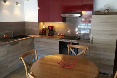 Image de Appartement cosy Ă 2 pas du centre, ski-bus devant, quartier calme