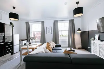 Spacious Hidden Apt Walk To City Ctr Free Parking