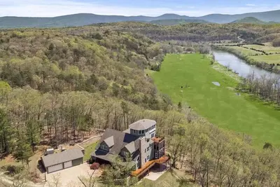 Image de Spacious Gathering~Pool~Hot Tub~Riverfront~Game Room~Hiking~Large Decks~Screened