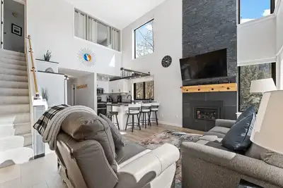 Image de Sun-Drenched Condo w/ Mountain/River Views & Natural Light from Large Windows