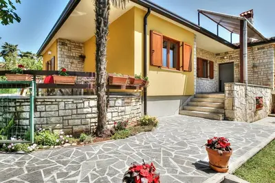 Image de LOVRIĆ house with apartments / Marija