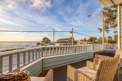 Image de Ocean-View Depoe Bay Condo with King Suite Overlooks Seawall, Spouting Horn!