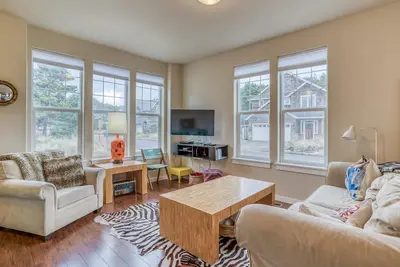 Image de Walk to Pelican Pub and Beach from this Sleek Home with 3rd Floor Kids Room!