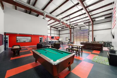 Image de 2 acre Gated Parking Lot, sleeps 16-25! hot tub, fire pit, games & entertainment