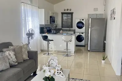Image de 30mins away from the airport, 15mins from the famous Hellshire Beach.