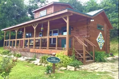 Image de Time to Unwine-Waterfront Cabin w\/Hot Tub! Pet Friendly! Blue Ridge Parkway
