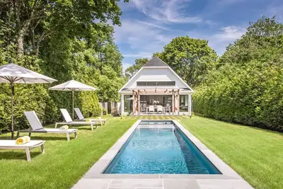 Image de Newly constructed contemporary home, gunite heated pool, hot tub, deck with. . .