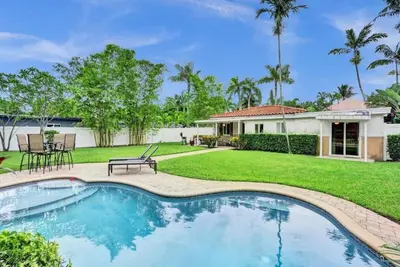 Image de 3 min. walk to Wilton Drive, pool and huge yard