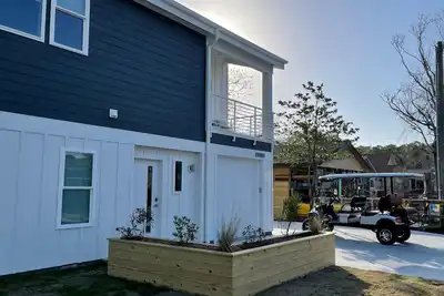 Image de New & Modern Beach Home with Golf Cart!