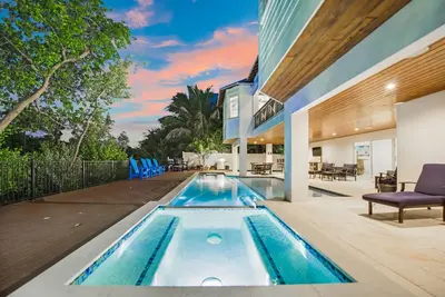 Image de Tern Key - Luxury Canal-Front Home w/ Heated Pool, Spa, Dock & Near Bean Point