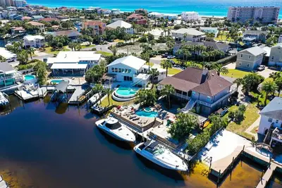 Image de Deep water 100ft dock/shore power! 3 min to beach, pool, jacuzzi, cart, ice!