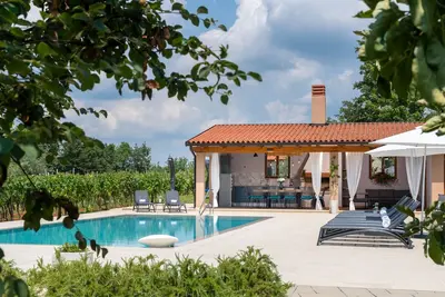 Beautiful apartment with a 60m2 wet-edge pool and a huge outdoor area near Poreč