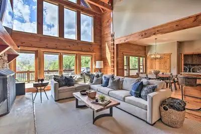 Image de Luxe Cabin w/ Fireplace, Hot Tub, Game Room, Views