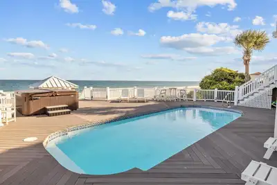 Image de The Pinnacle - Oceanfront Home. Amazing Views, Pool, Hot Tub, 2 Kitchens, \nDeck