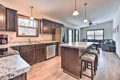 Image de Family-Friendly Lakefront Home with Deck!