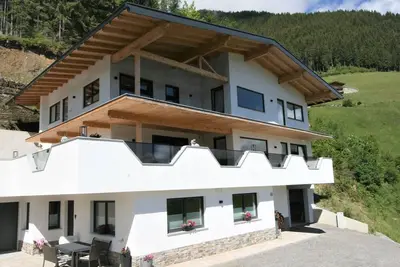Joli appartement pour 6 personnes avec Wifi, Tv, patio et parking